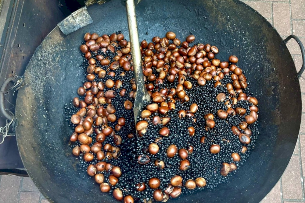 The chestnuts can be enjoyed as they are, or mixed with a pinch of salt or sugar for added flavor